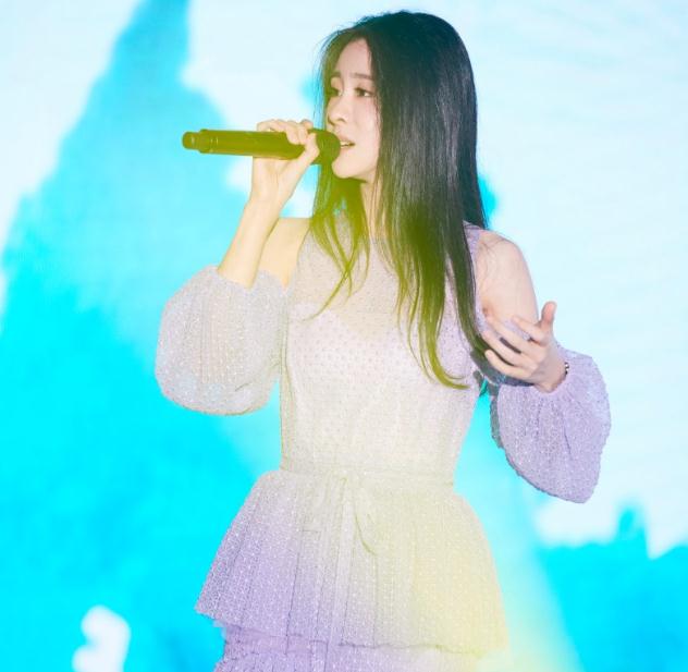 张碧晨拿话筒姿势(张碧晨刘亦菲撞脸) 张碧晨拿话筒姿势(张碧晨刘亦菲撞脸)