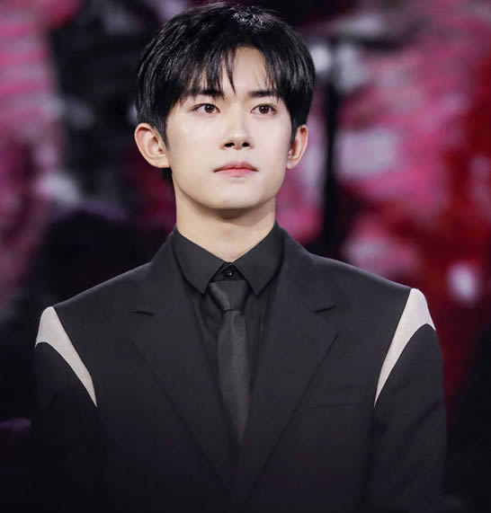 易烊千玺的微博名叫什么?,易烊千玺姓易烊吗 易烊千玺的微博名叫什么?,易烊千玺姓易烊吗